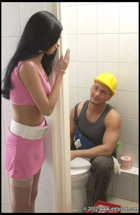 Грязная брюнетка в белых чулках Jennifer D  сосет и трет член своими стопами, а потом трахается