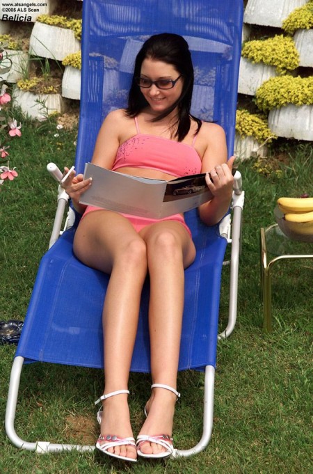 Belicia предстает в лучшем виде, курит, снимает розовое бикини и показывает прекрасные ноги и киску