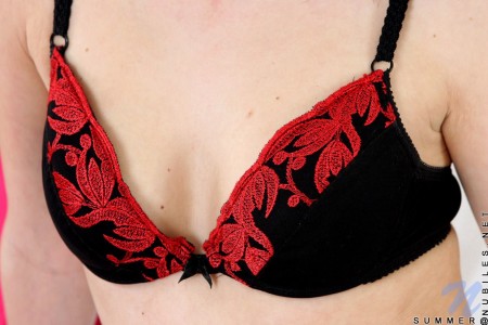 Брюнетка Summer Nubiles сексуально развлекается с твердым соском и чисто выбритой киской