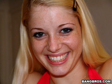 Худая горячая малышка Charlotte Stokely избавляется от одежды и трахается раком