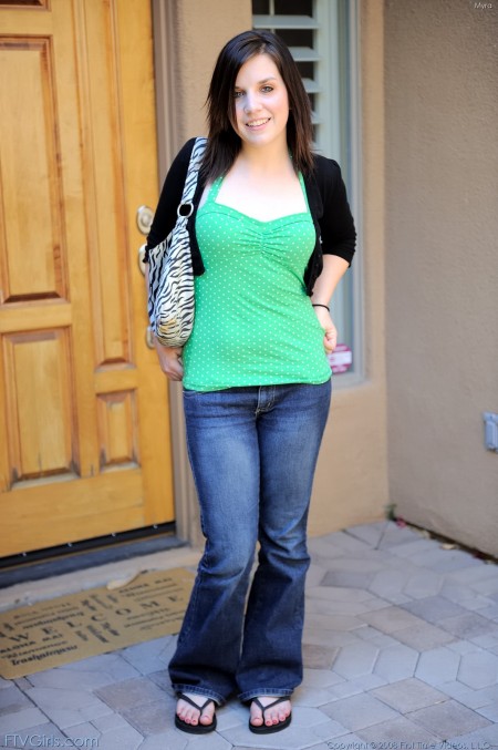 Милая Myra FTV показывает пухлые соски и киску крупным планом