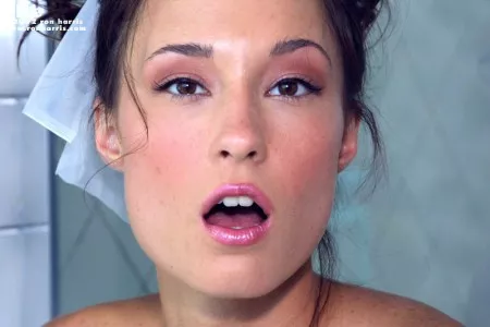 Стройная девочка-подросток Elle Williams показывает красивую упругую попку и раздвигает киску в ванной