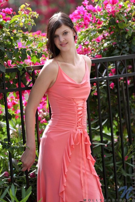 Темноволосая девочка Molly Madison в платье и танго засветила киску и маленькие сисечки во дворе