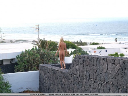 Невероятные снимки Lea Tyron, раздвигающей свои идеальные ноги