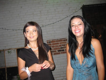 Amber Rayne и ее пьяные любопытные подружки бесцеремонно раздевают парня