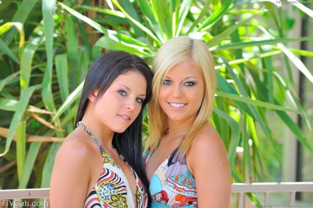 Hayden FTV и Haley FTV, обе с проколотыми сосками и голыми кисками, обнажаются для тебя!