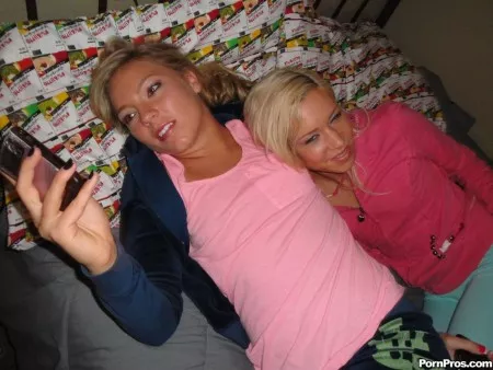 Две милые бисексуальные блондинки Kacey Jordan и Ally Kay занимаются горячим сексом со счастливчиком