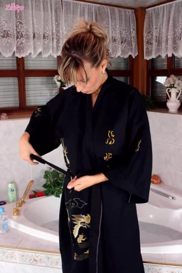 В этой эротической фотосессии Milly Morris льет масло на грудь и принимает ванну