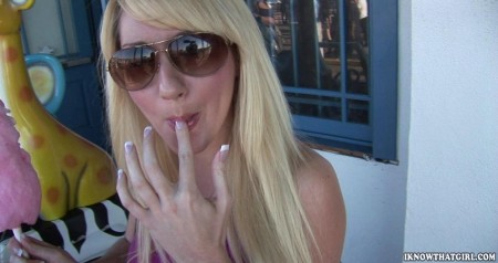 Белокурая малышка Missy Woods начала сосать хуй в машине и продолжила дома!