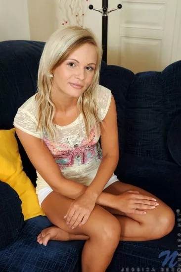 Подтянутая блондиночка Jessica Bee снимает белые шорты и желтые трусики