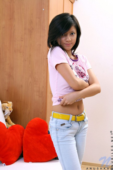 Сладкая натуральная брюнетка Anushka Nubiles с бритой киской снимает джинсы и трусики