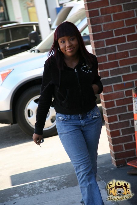 Когда негритянка Carla Chillz видит член в стене туалета, она сразу же трахается с ним