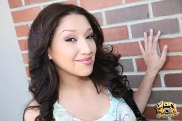 Сексуальная латинка Vicky Chase раздевается в туалете и делает минет, а потом подставляет киску к дыре в стене