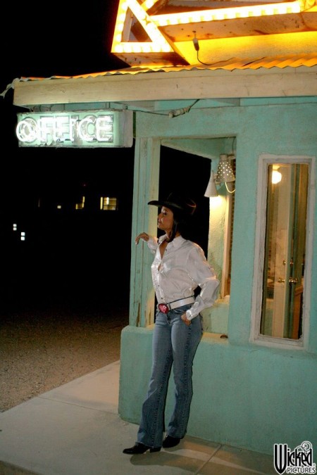 Возбуждающие позы и соблазнительный стриптиз от похотливой брюнетки-ковбойши Carmen Hart