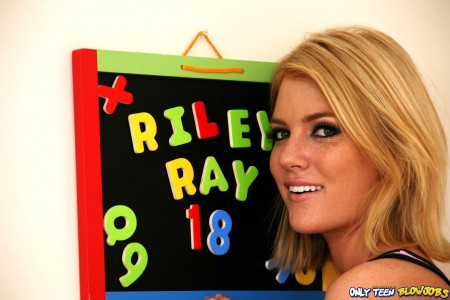 Юная девочка блондинка  Riley Ray раздевается догола и заглатывает с твоей точки просмотра
