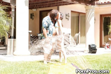 Толстый пожилой мужчина трахает розовую киску малышки Jenny Anderson на заднем дворе