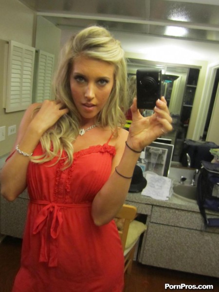 Сисястую блондинку Samantha Saint трахает в бритую пизду  ее парень от первого лица