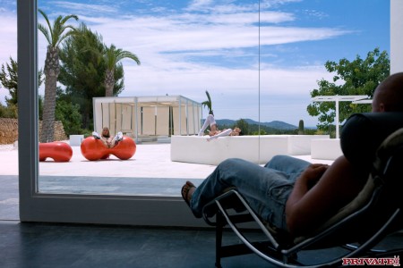 Julie Silver и Sarah Twain дают большим членам оттрахать свои киски и попки под солнцем