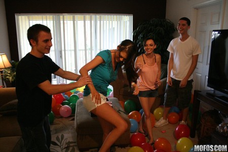 Посмотри, как эти развратные малышки Jenny Anderson и Cindy Jones заставляют парня кончить