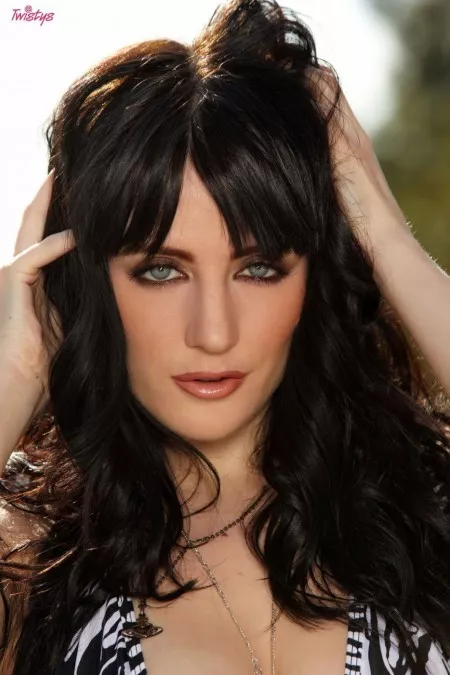 Грудастая брюнетка Samantha Bentley раздевается на балконе, показывая свои прелести